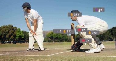 Kriket oyuncuları sahada, sosyal medya etkileşimli animasyonlar üst üste bindi. Spor, sporcular, takım çalışması, teknoloji, dijital, ağ kurma kavramı