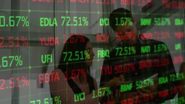 Borsa veri animasyonu ofiste tartışan iş adamları üzerine. finans, dijital, analitik, toplantı, tartışma, takım çalışması