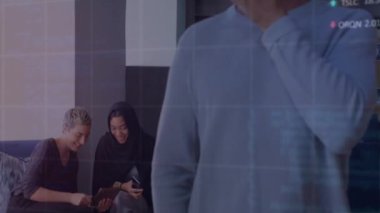 Akıllı telefona konuşan, üzerinde finansal veri işleme animasyonu olan bir adam. İş, teknoloji, iletişim, finans, analiz, mobil konsept