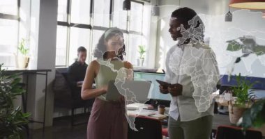 Modern ofiste iş tartışan iş adamları üzerine dünya haritası animasyonu. takım çalışması, toplantı, tartışma, dijital, teknoloji, küresel konsept