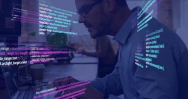 Ofiste bilgisayar üzerinde çalışan birinin kod animasyonunu programlıyorum. Teknoloji, kodlama, çalışma alanı, masa, iş dünyası, sanal konsept