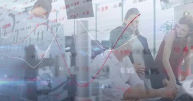 Finansal veriler ve borsa animasyonu ofiste tartışan iş adamları üzerine. Finans, veri analizi, toplantı, takım çalışması, işbirliği, şirket