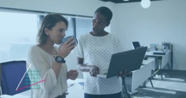 İş verileri modern ofiste tartışan iki iş kadınının animasyonlarını gösteriyor. çalışma alanı, işbirliği, analiz, tartışma, strateji, teknoloji