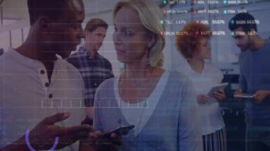 Finansal veriler ve borsa animasyonları farklı iş adamları şebekeleri üzerinde. Finans, ekonomi, çeşitlilik, şirket, büyüme, profesyonellik