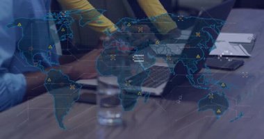 İş görüşmesinde veri noktaları ve ağ bağlantıları olan dünya haritası. Küresel, ağ oluşturma, bağlantı, teknoloji, iletişim, sunum