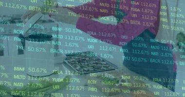 Borsa veri animasyonu. Mutfakta yemek pişiren kişi hakkında. Yatırım, finans, ticaret, teknoloji, ekonomi, analitik