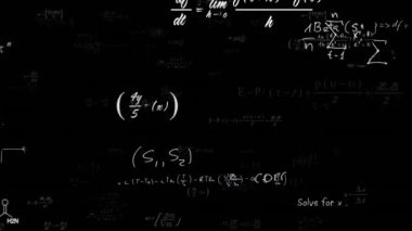 Matematiksel denklemlerin animasyonu ve siyah arkaplan üzerinde bilimsel formüller. Matematik, bilim, karatahta, hesaplamalar, eğitim