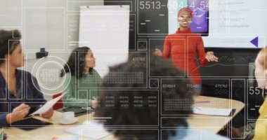 İş kadını iş arkadaşlarına veri sunuyor, ofis toplantısından sonra veri analizi animasyonu. Sunum, takım çalışması, işbirliği, konferans, şirket, grafikler