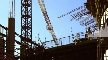 İnşaat iskelesi, çelik kirişler, finansal büyüme animasyonları. sanayi, ilerleme, yatırım
