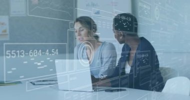 Ofiste tartışan iki kadının iş veri analizi animasyonu. takım çalışması, tartışma, toplantı, strateji, istatistik, grafikler