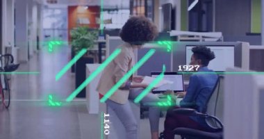 Projeyi bilgisayar üzerinden tartışırken, ofisteki meslektaşları dijital animasyon ile örtüşüyor. Takım çalışması, işbirliği, toplantı, teknoloji, beyin fırtınası, iş