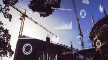 Mavi gökyüzü üzerinde vinçler ve veri canlandırma animasyonları olan bir inşaat alanı. mühendislik, mimari, teknoloji, analitik, büyüme, altyapı