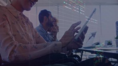 Tabletin finansal verilerini analiz ediyorum. Borsa animasyonu bitmiş iş adamları. Finans, analiz, yatırım, büyüme, teknoloji, profesyoneller