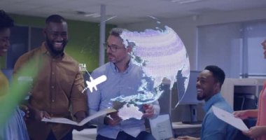 Modern ofiste işbirliği yapan çeşitli iş adamları üzerinde dijital dünya animasyonu. takım çalışması, işbirliği, teknoloji, yenilik, strateji, buluşma kavramı