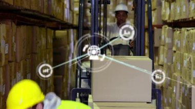 Depodaki kutuları taşımak, ağ bağlantıları olan ve veri işleme animasyonu yapan işçiler. Lojistik, nakliye, takım çalışması, üretkenlik, teknoloji, bağlantı konsepti