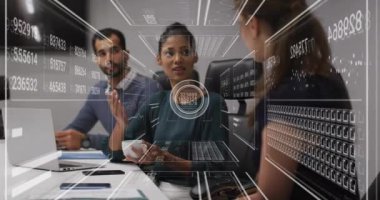 Çeşitli meslektaşların tartışması üzerine veri işleme animasyonuyla iş toplantısı. takım, ofis, tartışma, teknoloji, işbirliği, şirket