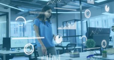 Veri tabloları ve grafikler analiz ediliyor. Dijital animasyonu olan bir iş kadını. analitik, istatistik, teknoloji, yenilik, şirket, sunum kavramı