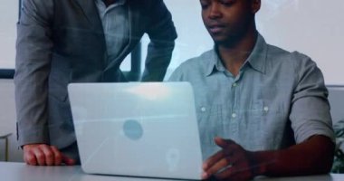 Ofiste dizüstü bilgisayarda çalışan iki adamın iş veri analizi animasyonu. takım çalışması, işbirliği, teknoloji, şirket, toplantı, dijital konsept