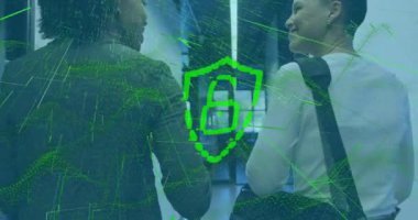 Ofisteki iş adamları üzerinde dijital güvenlik kalkanı animasyonu. Siber güvenlik, koruma, şirket, teknoloji, savunma, veri kavramı