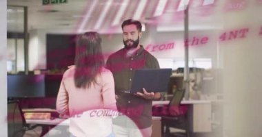 Proje, elinde dizüstü bilgisayarla ofisin üstünde kod animasyonu olan bir adam. Teknoloji, iş dünyası, takım çalışması, işbirliği, programlama, kodlama kavramı