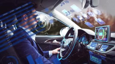 Sürücü arabası, dijital veriler ve fütüristik animasyon elementleriyle çevrili bir adam. Teknoloji, yenilik, otomotiv, sanal, yüksek teknoloji, arayüz kavramı