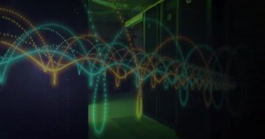 Veri merkezindeki sunucu raflarında veri işleme animasyonu, veri akışını görselleştiriyor. Teknoloji, görselleştirme