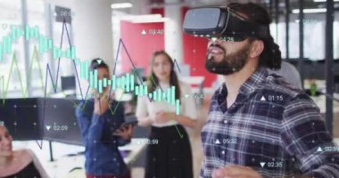 VR kulaklık takan bir adam, finansal veri animasyonu üzerinden sanal gerçeklik deneyimliyor. Teknoloji, yenilik, finans, fütüristik, sürükleyici, analitik kavram