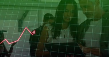 Ofiste tartışan çeşitli iş adamları için finansal grafik animasyonu. finans, takım çalışması, analitik, strateji, veri, kurumsal