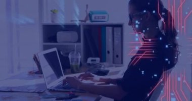 Dizüstü bilgisayarda çalışan, dijital veri işleme animasyonu yapan kadın, bitti. Teknoloji, iş, çalışma alanı, yenilik, analiz, üretkenlik