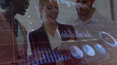 Finansal veri işleme animasyonu. Ofiste tartışan çeşitli iş adamları üzerinde. finans, takım çalışması, veri analizi, şirket, çeşitlilik, işbirliği kavramı