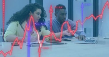 Finansal verileri, borsa grafik animasyonunu inceleyen iş arkadaşlarını. Maliye, veri analizi, takım çalışması, ticaret, yatırım, ofis