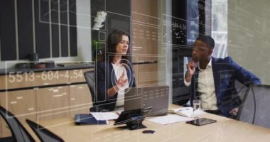 Modern ofiste tartışan çeşitli meslektaşlar üzerinde iş veri analizi animasyonu. Anahtar sözcükler: İş, takım çalışması, işbirliği, teknoloji, tartışma, strateji