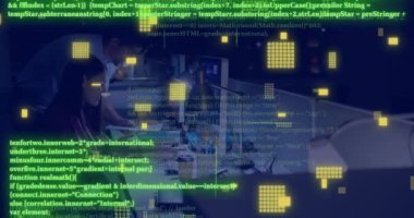 Ofiste çalışan insanlar üzerinde dijital veri işleme animasyonu. Teknoloji, iş dünyası, takım çalışması, işbirliği, bilgisayarlar, üretkenlik kavramı