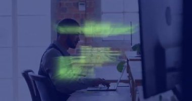 Bilgisayarda çalışan iş adamı üzerinde bilgisayar kodu animasyonu. Teknoloji, kodlama, veri, şirket, yazılım, programlama kavramı