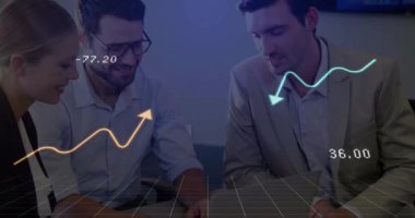 Ofiste dizüstü bilgisayarla çalışan iş adamlarının mali grafik animasyonu. Finans, analitik, teknoloji, takım çalışması, işbirliği, veri kavramı