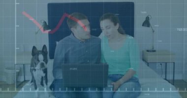 Yatakta dizüstü bilgisayarı ve köpeği olan bir çiftin mali grafik animasyonu. Finans, teknoloji, evcil hayvan, yatak odası, veri, analiz