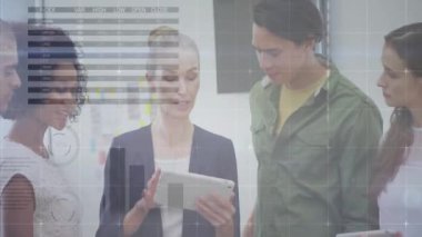 Çeşitli meslektaşların ofiste tableti tartışması üzerine iş veri analizi animasyonu. takım çalışması, işbirliği, teknoloji, istatistik, strateji, toplantı