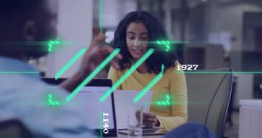 İş kadını elinde belgelerle dijital veri işleme animasyonunu tartışıyor. takım çalışması, işbirliği, veri analizi, teknoloji, tartışma, ofis kavramı