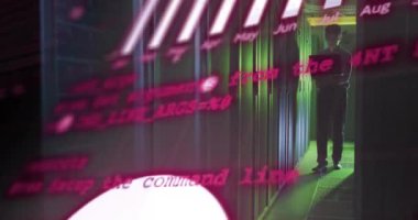 Belirsiz aydınlatılmış veri merkezindeki sunucu raflarının üzerinde veri işleme animasyonu. Teknoloji, sunucular, ağ oluşturma, siber güvenlik, altyapı, bilgisayar konsepti