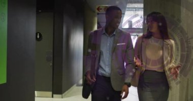 Ofis koridorunda yürümek, çantalı iş adamları, dijital ağ animasyonu bitti. technology, teamwork, corporate, executive, communication, collaboration concept