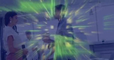 Dijital veriler ve iş adamlarının ofiste el sıkışması üzerine kodlama animasyonu. Tokalaşma, teknoloji, işbirliği, anlaşma, anlaşma, ortaklık kavramı