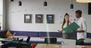 Modern ofiste çeşitli meslektaşların belgeleri tartışması üzerine yeşil radar animasyonu. Takım çalışması, işbirliği, iş dünyası, tartışma, teknoloji, yenilik