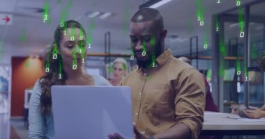 Ofiste dizüstü bilgisayarda çalışan çeşitli iş adamları üzerinde ikili kod animasyonu. Teknoloji, takım çalışması, çeşitlilik, yenilik, işbirliği, kodlama