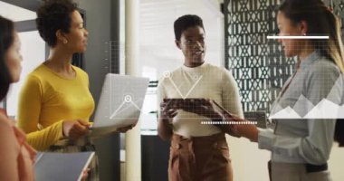 Muhtelif takımların ofiste tartışması üzerine iş veri analizi animasyonu. Takım çalışması, işbirliği, teknoloji, strateji, planlama, buluşma konsepti