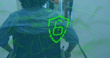 Ofis ortamında çalışan insanlar üzerinde siber güvenlik kalkanı animasyonu. Teknoloji, koruma, dijital, veri, güvenlik, takım çalışması kavramı