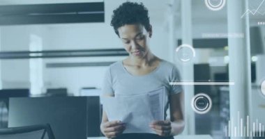 Belgeleri analiz ediyorum, iş kadını ofis arka planında veri canlandırma animasyonu yapıyor. analitik, teknoloji, kurumsal, profesyonel, analiz, bilgi