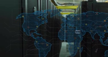 Veri merkezindeki sunucu rafları üzerinde küresel ağ bağlantıları ve veri işleme animasyonu. Teknoloji, ağ oluşturma, siber güvenlik, bulut, internet, altyapı