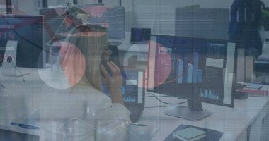 Ofisteki çeşitli iş adamlarıyla ilgili finansal veri işleme resmi. Küresel finans, iş, bağlantılar, hesaplama ve veri işleme kavramı dijital olarak oluşturuldu.