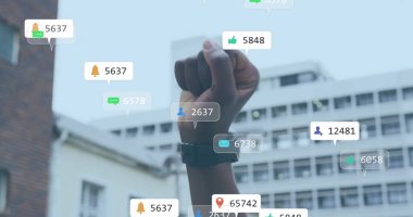 Afrika kökenli Amerikalı bir kadının şehirde yumruk sallaması ile ilgili sosyal medya bildirimleri. Siyaset, protesto, yaşam tarzı, dijital arayüz, sosyal ağ ve iletişim, dijital olarak oluşturulmuş görüntü.