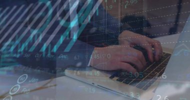 Kafkasyalı iş adamının dizüstü bilgisayarla mali veri işleme görüntüsü. Küresel finans, iş, bağlantılar, hesaplama ve veri işleme kavramı dijital olarak oluşturuldu.